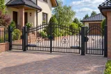 Kuta brama dwuskrzydłowa z furtką o ornamentyce klasycznej, model BU146 — aranżacja europejskiej posesji z dopasowanymi elementami ogrodzenia. Wizualizacja AI.