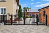 Kuta brama dwuskrzydłowa z furtką o ornamentyce klasycznej, model BU146 — odtworzone ujęcie oryginalne. Wizualizacja AI.