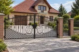 Kuta brama dwuskrzydłowa z ornamentyką florystyczną, model BU104 — aranżacja europejskiej posesji z dopasowanymi elementami ogrodzenia. Wizualizacja AI.