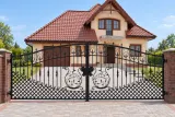 Kuta brama dwuskrzydłowa z ornamentyką florystyczną, model BU104 — odtworzone ujęcie oryginalne. Wizualizacja AI.