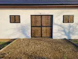 Wyrób kuty: Kuta Brama Gospodarcza Dwuskrzydłowa z Drewnianą Kratownicą