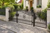 Kuta brama posesyjna z furtką w stylu klasycznym, model BU89 — aranżacja europejskiej posesji z dopasowanymi elementami ogrodzenia. Wizualizacja AI.