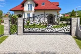 Kuta brama przesuwna i ogrodzenie z motywem liściastym, model BP15 — odtworzone ujęcie oryginalne. Wizualizacja AI.