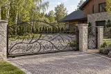 Kuta brama przesuwna o motywie naturalistycznym, model BP11 — aranżacja europejskiej posesji z dopasowanymi elementami ogrodzenia. Wizualizacja AI.