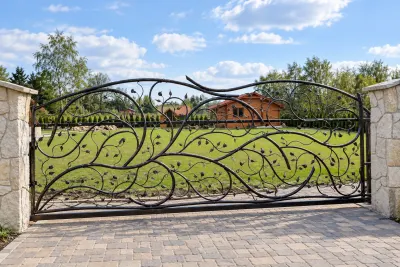 Kuta brama przesuwna o motywie naturalistycznym, model BP11 — odtworzone ujęcie oryginalne. Wizualizacja AI.