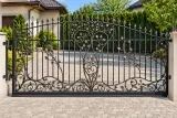 Kuta brama przesuwna o ornamentyce botanicznej, model BP10 — odtworzone ujęcie oryginalne. Wizualizacja AI.