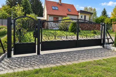 Kuta brama przesuwna ornamentalna z furtką klasyczną, model BP34 — odtworzone ujęcie oryginalne. Wizualizacja AI.
