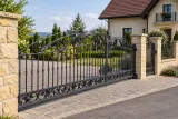 Kuta brama przesuwna w klasycznym stylu ornamentalnym, model BP09 — aranżacja europejskiej posesji z dopasowanymi elementami ogrodzenia. Wizualizacja AI.