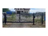 Wyrób kuty: Kuta Brama Przesuwna w Stylu Klasycznej Ornamentyki