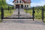 Kuta brama przesuwna w stylu klasycznej ornamentyki, model BP21 — odtworzone ujęcie oryginalne. Wizualizacja AI.