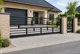 Kuta brama przesuwna w stylu minimalistycznym, model BP16 — aranżacja europejskiej posesji z dopasowanymi elementami ogrodzenia. Wizualizacja AI.