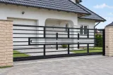 Kuta brama przesuwna w stylu minimalistycznym, model BP16 — odtworzone ujęcie oryginalne. Wizualizacja AI.
