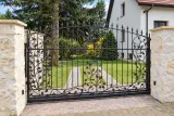 Kuta brama przesuwna z motywem florystycznym, model BP19 — odtworzone ujęcie oryginalne. Wizualizacja AI.