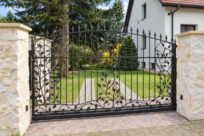 Kuta brama przesuwna z motywem florystycznym, model BP19 — odtworzone ujęcie oryginalne. Wizualizacja AI.