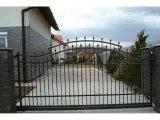 Wyrób kuty: Kuta Brama Przesuwna z Ornamentyką Klasyczną