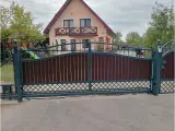 Wyrób kuty: Kuta Brama Przesuwna z Panelami Drewnopodobnymi i Elementami Ornamentowymi
