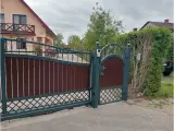 Wyrób kuty: Kuta Brama Przesuwna z Panelami Drewnopodobnymi i Elementami Ornamentowymi