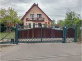 Wyrób kuty: Kuta Brama Przesuwna z Panelami Drewnopodobnymi i Elementami Ornamentowymi
