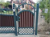 Wyrób kuty: Kuta Brama Przesuwna z Panelami Drewnopodobnymi i Elementami Ornamentowymi