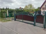 Wyrób kuty: Kuta Brama Przesuwna z Panelami Drewnopodobnymi i Elementami Ornamentowymi