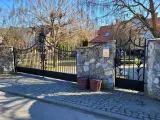 Wyrób kuty: Kuta Brama Rezydencjonalna Dwuskrzydłowa z Ornamentem Lilii