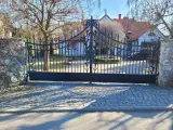 Wyrób kuty: Kuta Brama Rezydencjonalna Dwuskrzydłowa z Ornamentem Lilii
