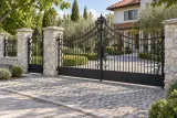 Kuta brama rezydencjonalna dwuskrzydłowa z ornamentem lilii, model sd131 — aranżacja europejskiej posesji z dopasowanymi elementami ogrodzenia. Wizualizacja AI.