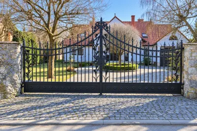 Kuta brama rezydencjonalna dwuskrzydłowa z ornamentem lilii, model sd131 — odtworzone ujęcie oryginalne. Wizualizacja AI.