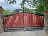 Wyrób kuty: Kuta Brama Uchylna Klasyczna z Panelem Drewnianym i Ornamentyką
