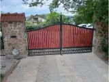 Wyrób kuty: Kuta Brama Uchylna Klasyczna z Panelem Drewnianym i Ornamentyką