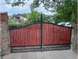 Wyrób kuty: Kuta Brama Uchylna Klasyczna z Panelem Drewnianym i Ornamentyką