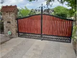 Wyrób kuty: Kuta Brama Uchylna Klasyczna z Panelem Drewnianym i Ornamentyką