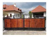 Wyrób kuty: Kuta Brama Uchylna z Elementami Drewnianymi i Ornamentyką Klasyczną