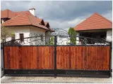 Wyrób kuty: Kuta Brama Uchylna z Elementami Drewnianymi i Ornamentyką Klasyczną