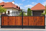 Kuta brama uchylna z elementami drewnianymi i ornamentyką klasyczną, model BU102 — odtworzone ujęcie oryginalne. Wizualizacja AI.