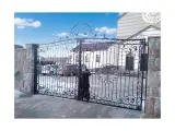 Wyrób kuty: Kuta Brama Wjazdowa Ażurowa z Motywem Krzyża Maltańskiego