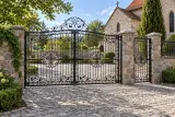 Kuta brama wjazdowa ażurowa z motywem krzyża maltańskiego, model sd130 — aranżacja europejskiej posesji z dopasowanymi elementami ogrodzenia. Wizualizacja AI.