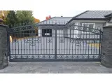 Wyrób kuty: Kuta Brama Wjazdowa Dekoracyjna z Elementami Barokowymi