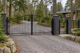 Kuta brama wjazdowa dwuskrzydłowa klasyczna, model BU73 — aranżacja europejskiej posesji z dopasowanymi elementami ogrodzenia. Wizualizacja AI.
