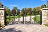 Kuta brama wjazdowa dwuskrzydłowa klasyczna, model BU78 — odtworzone ujęcie oryginalne. Wizualizacja AI.