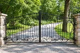 Kuta brama wjazdowa dwuskrzydłowa stylizowana klasycznie, model BU67 — odtworzone ujęcie oryginalne. Wizualizacja AI.