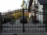 Wyrób kuty: Kuta Brama Wjazdowa Dwuskrzydłowa z Dekoracyjnymi Wypełnieniami