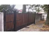Wyrób kuty: Kuta Brama Wjazdowa Dwuskrzydłowa z Elementami Drewnianymi i Rococo Ornamentyką
