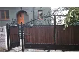 Wyrób kuty: Kuta Brama Wjazdowa Dwuskrzydłowa z Elementami Drewnianymi i Rococo Ornamentyką