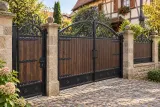 Kuta brama wjazdowa dwuskrzydłowa z elementami drewnianymi i rococo ornamentyką, model BU60 — aranżacja europejskiej posesji z dopasowanymi elementami ogrodzenia. Wizualizacja AI.