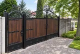 Kuta brama wjazdowa dwuskrzydłowa z elementami drewnianymi i rococo ornamentyką, model BU60 — odtworzone ujęcie oryginalne. Wizualizacja AI.