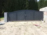 Wyrób kuty: Kuta Brama Wjazdowa Dwuskrzydłowa z Geometrycznym Wypełnieniem Kratowym