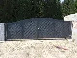 Wyrób kuty: Kuta Brama Wjazdowa Dwuskrzydłowa z Geometrycznym Wypełnieniem Kratowym