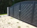 Wyrób kuty: Kuta Brama Wjazdowa Dwuskrzydłowa z Geometrycznym Wypełnieniem Kratowym