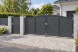 Kuta brama wjazdowa dwuskrzydłowa z geometrycznym wypełnieniem kratowym, model sc221 — aranżacja europejskiej posesji z dopasowanymi elementami ogrodzenia. Wizualizacja AI.